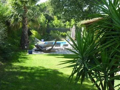Tropez Dans Petit Domaine Clos Et Gardienne 500m De La Mer