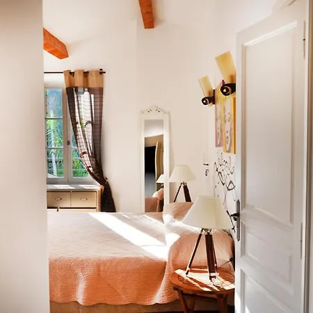 Tropez Dans Petit Domaine Clos Et Gardienne 500m De La Mer *