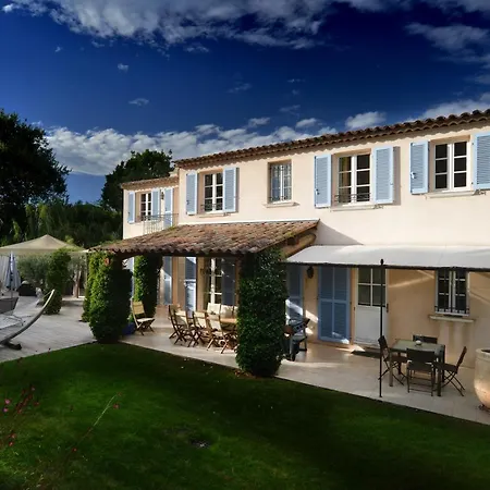 Tropez Dans Petit Domaine Clos Et Gardienne 500m De La Mer *
