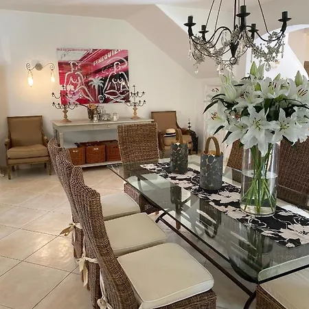 Tropez Dans Petit Domaine Clos Et Gardienne 500m De La Mer וילה