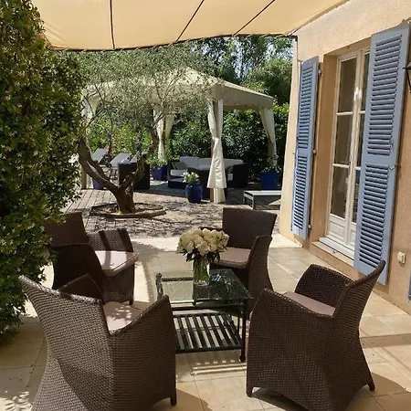 Tropez Dans Petit Domaine Clos Et Gardienne 500m De La Mer *
