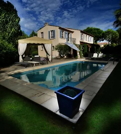 Tropez Dans Petit Domaine Clos Et Gardienne 500m De La Mer 别墅