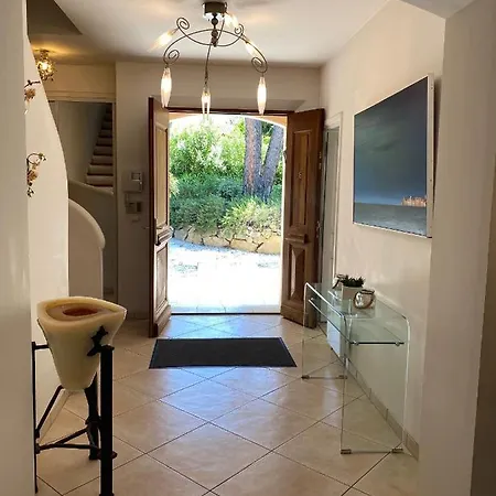 Tropez Dans Petit Domaine Clos Et Gardienne 500m De La Mer *