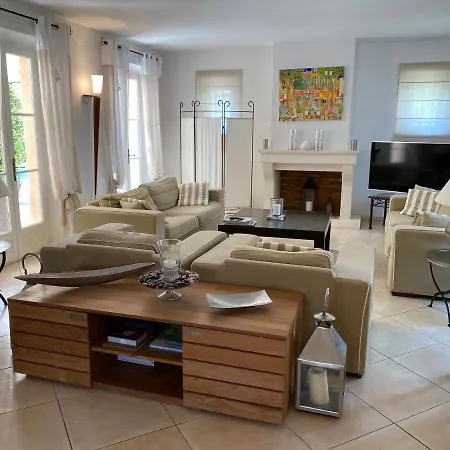 Tropez Dans Petit Domaine Clos Et Gardienne 500m De La Mer *